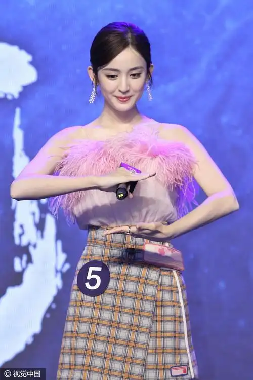 古力娜扎练吸星大法甜美羽毛装抢镜