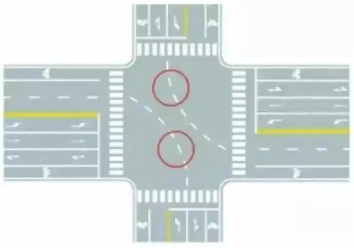 4.图中圈内白色虚线是什么标线?