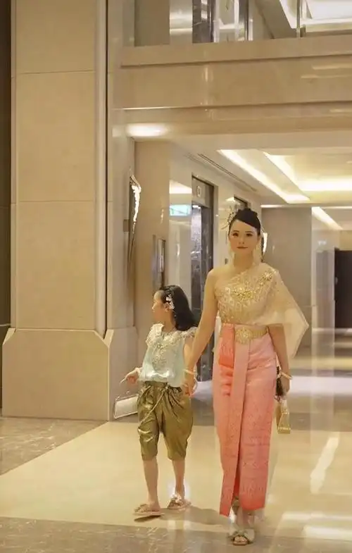 伊能静携全家穿泰服合影小腹突出疑怀三胎米粒首曝正脸颜值高