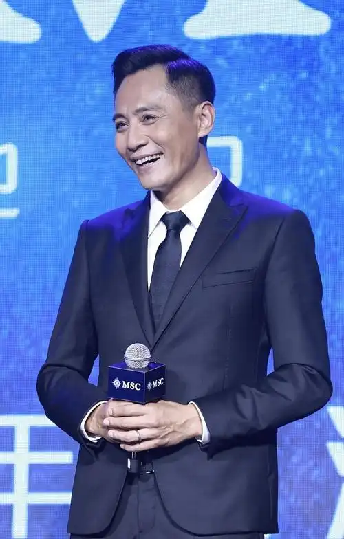 满满都是爱刘烨背头造型诠释硬汉帅气安娜与丈夫互动甜蜜