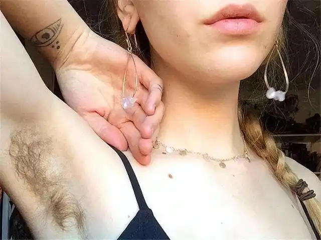 为何有的女生腋毛旺盛,有的却很干净?腋毛多说明了什么?多了解