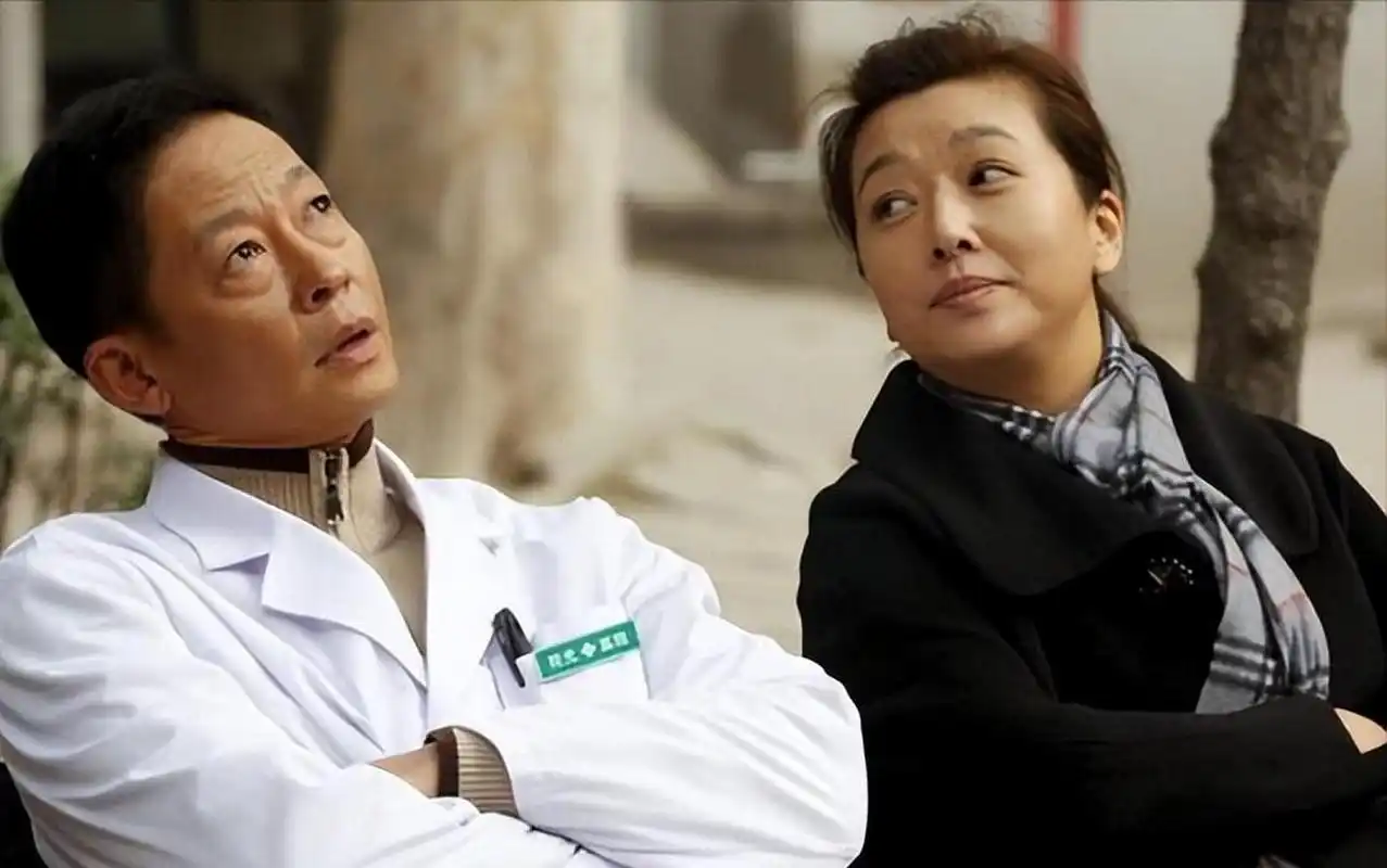 有一次,王志文和江珊一起喝酒,王志文借着微微醉意问江珊:"咱俩都演了