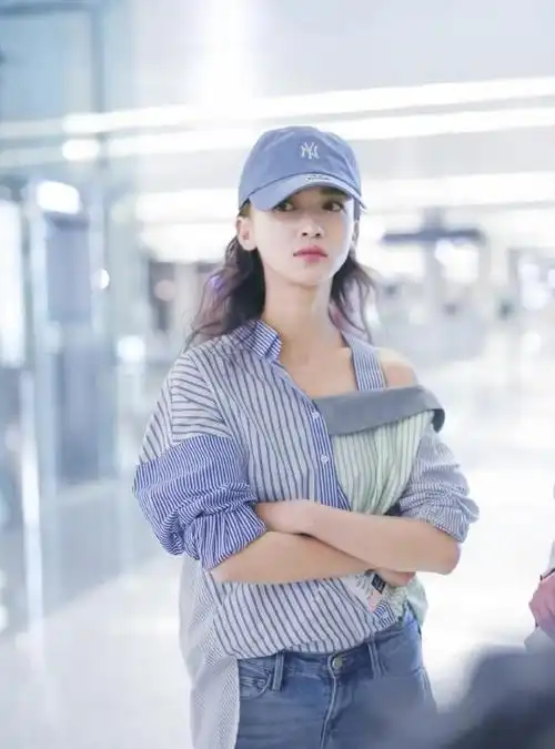 吴谨言露肩衫配紧身裤,双腿细成竹竿被粉丝喊话:求增肥