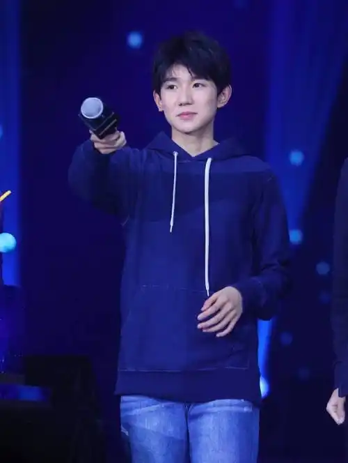 王源在王俊凯生日会上多次拿话筒做这动作粉丝不想买账