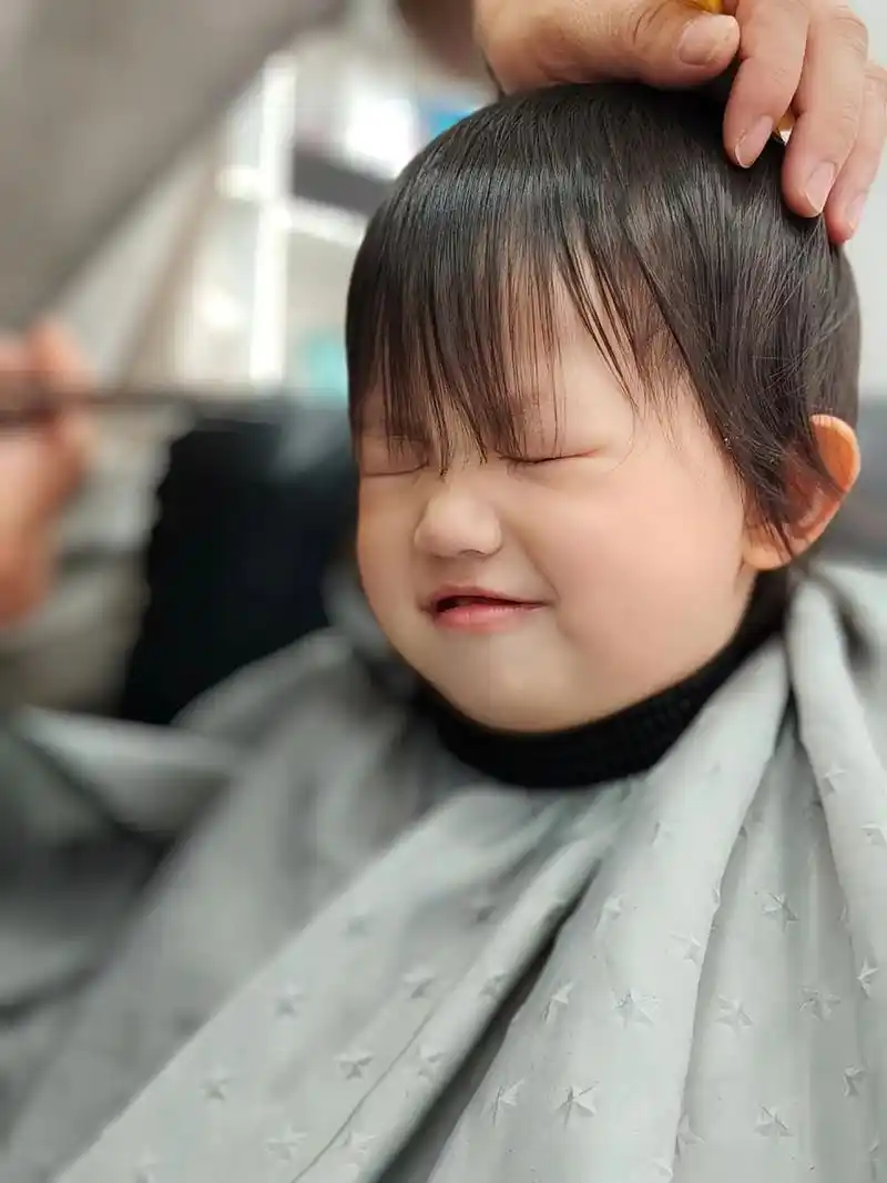 剪头发,各种表情包的妹妹