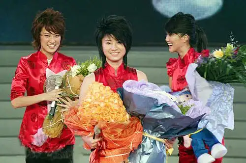 17,2006年8月11日,广州唱区三强:刘力扬(左),尚雯婕(右),韩