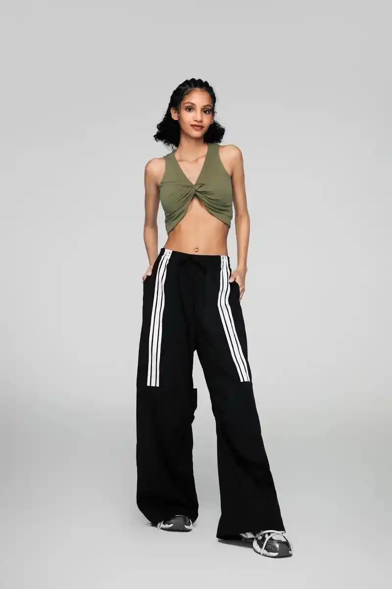 运动潮流女装穿搭示范 辣妹运动风搭配.#辣妹运动穿搭 #每日 - 抖音