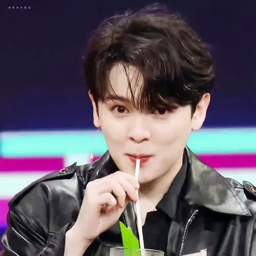 尤长靖超话95#尤长靖有饭你是真吃啊#可爱小95包好想戳戳@尤长靖