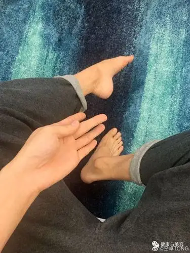何炅,仝卓发起绷脚背挑战,脚趾锻炼消除腰痛,膝盖痛!