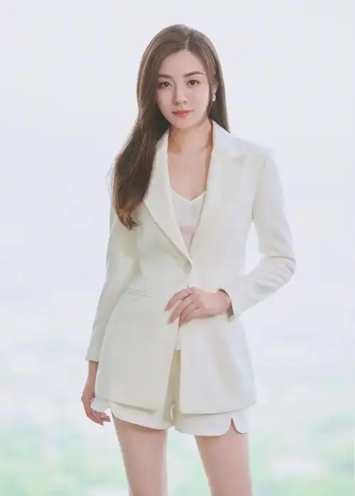 王晓晨一袭白色西装美得精致又高级大长腿实力抢镜尽显好身材