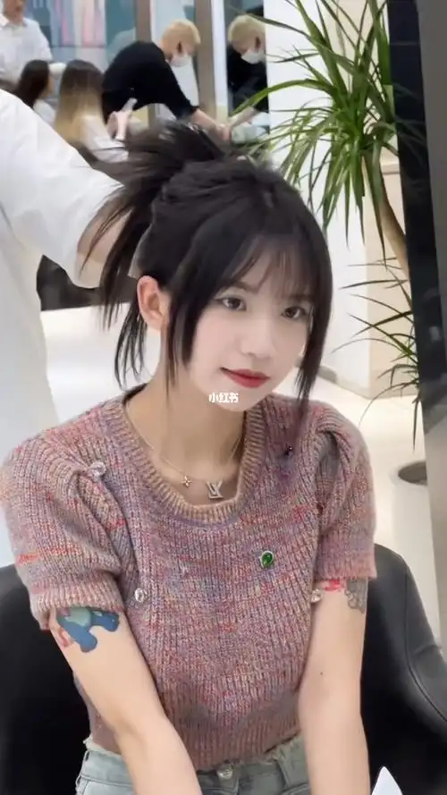 剪个刘海吧夏天扎个高马尾做气质女孩