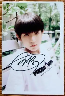 tfboys王源在签名版上签字,字体发生了很大的变化