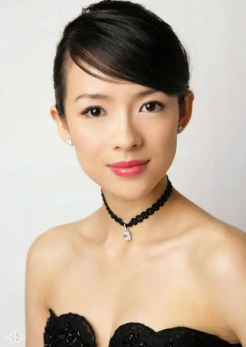 章子怡简历:1979年2月9日出生于北京,华语影视女演员,2000年毕业于