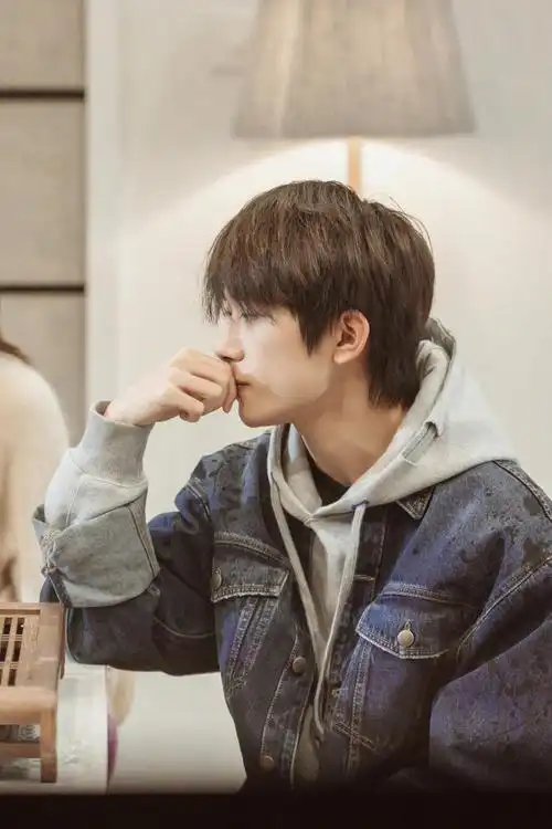 千玺@tfboys-易烊千玺  即将开麦,梨涡徜徉,陷落温柔,治愈的笑容