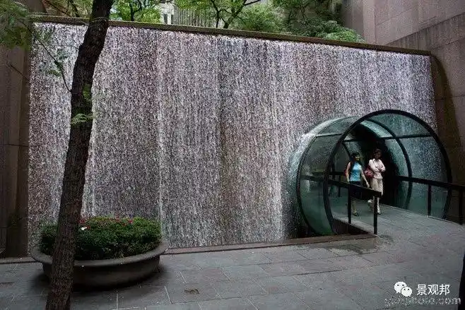 现今水景水幕墙住宅的成功也与现代人对自然的渴望,还有就是水景水