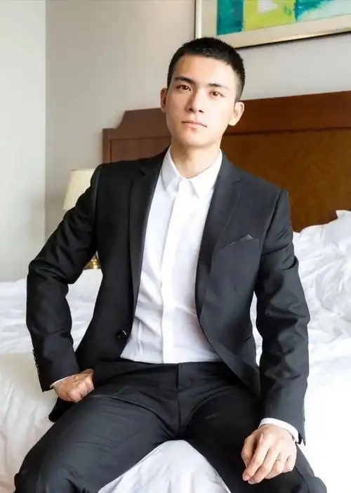 组图:禁欲系寸头西装男,这也太man了