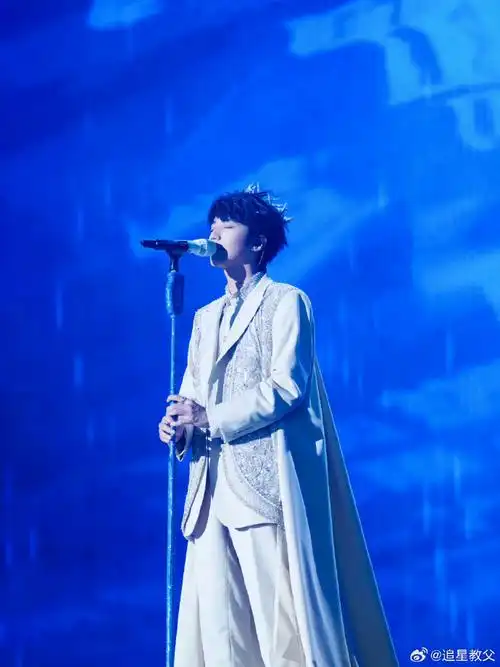 王俊凯回望这个初舞台实在是太帅了!