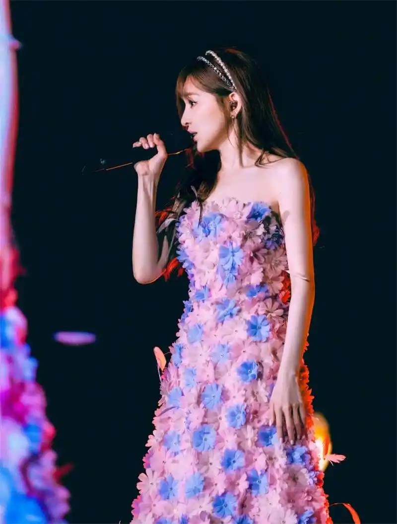 王心凌身穿鲜花抹胸裙唱歌,舞台上比心自带仙气