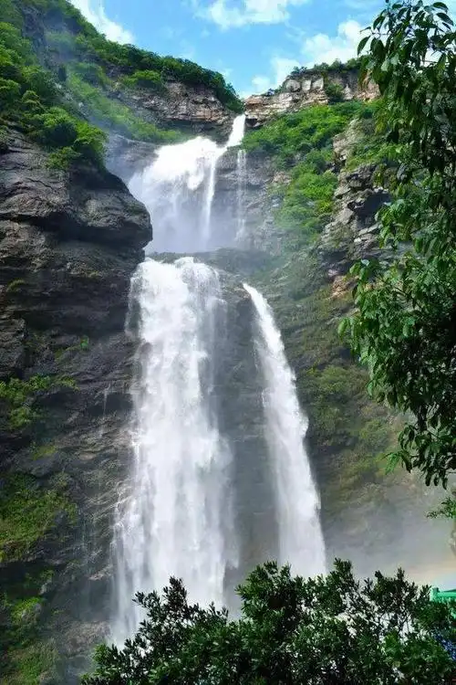 庐山第一奇观:三叠泉瀑布