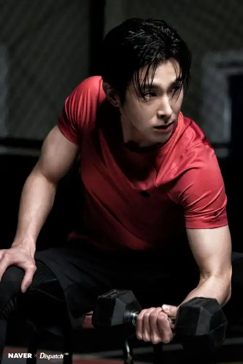 郑允浩超话9915#东方神起#200323 naver x dispatchwho:"东方神起