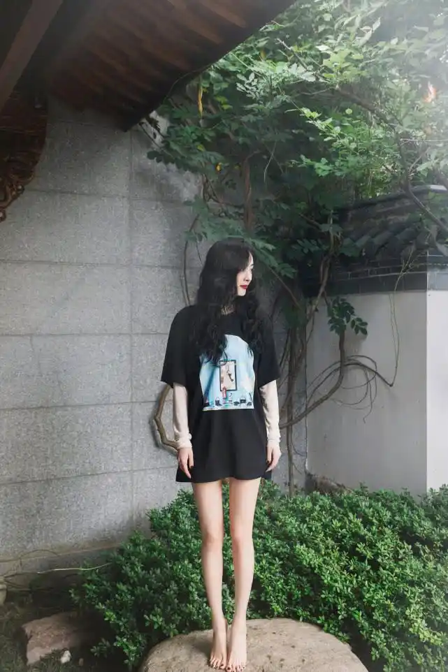 工作室晒杨幂生日福利照,穿超短热裤光脚踩石头美腿白到发光