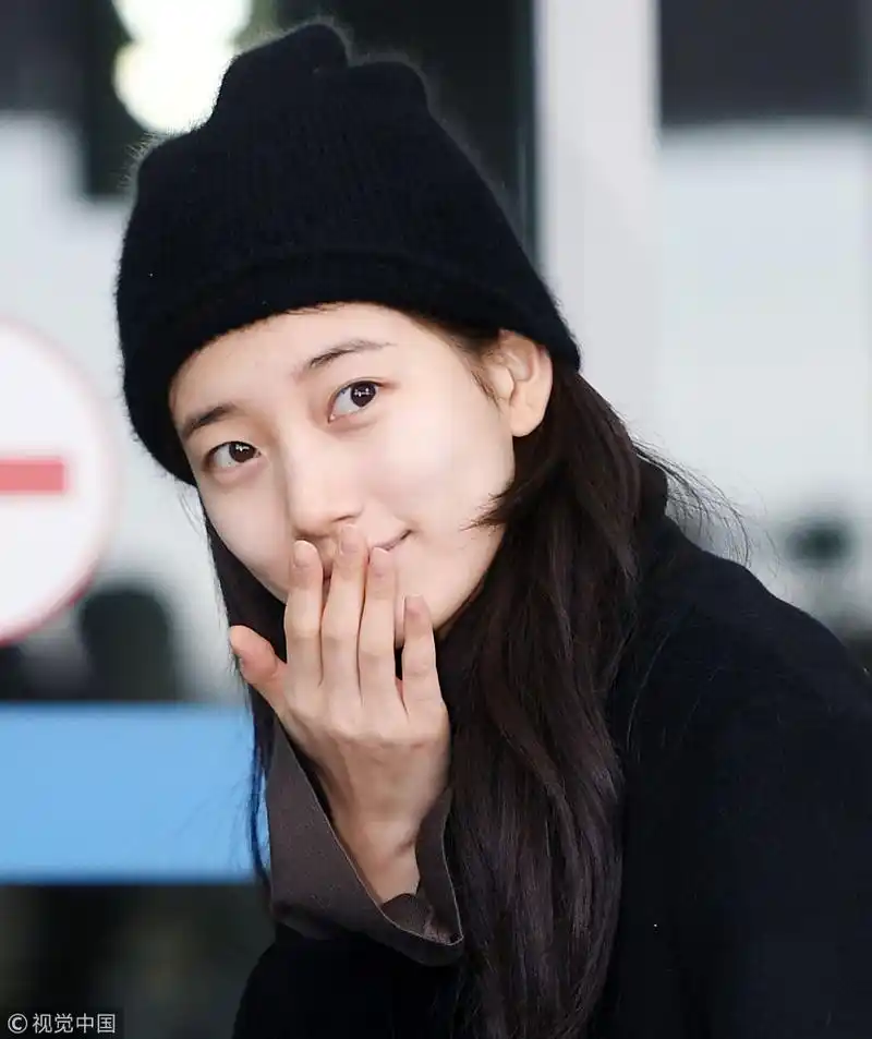 4/ 6"国民初恋"裴秀智现身机场,满脸胶原蛋白素颜清新十足.