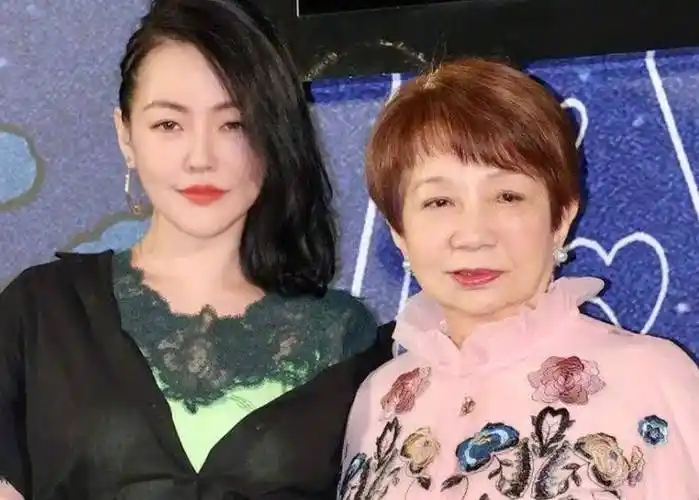 原创小s晒与婆婆合照两人气质状态都惊艳但拍照姿势暴露真感情