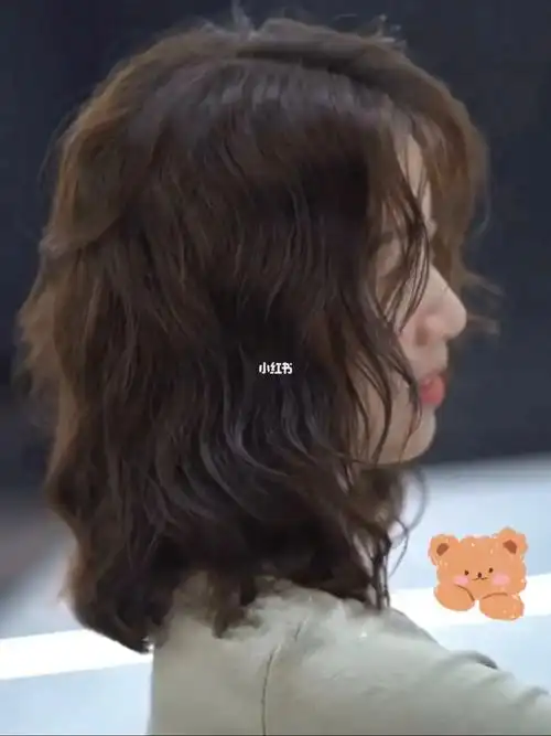 齐肩中短发烫发发型,蓬松显发量法式蛋卷头