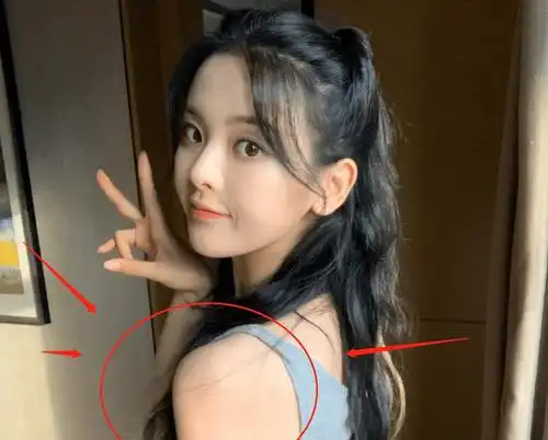 原创杨超越穿吊带背心自拍,忘记开美颜滤镜,可这直角肩骗不了人!