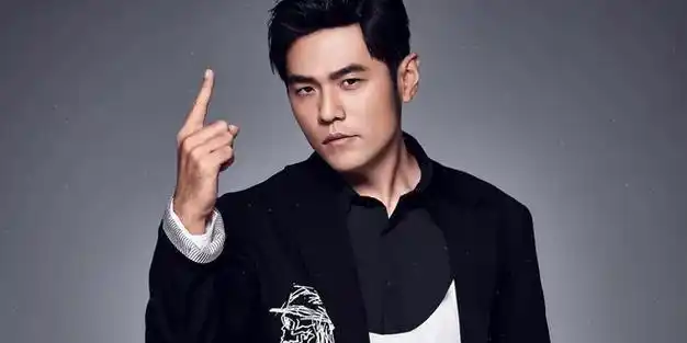 周杰伦近照很显老罕见晒露额头照头发浓密破脱发戴假发传闻