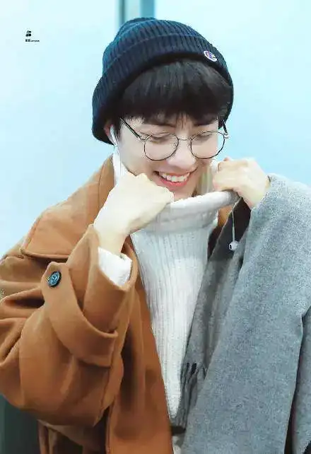 肖战出街特别喜欢戴帽子,无论是毛线帽还是渔夫帽,贝雷帽他也喜击戴