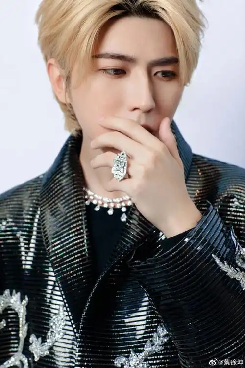 蔡徐坤跨年舞台献唱《梦》《hug me》,kun式舞台美学惊艳全场