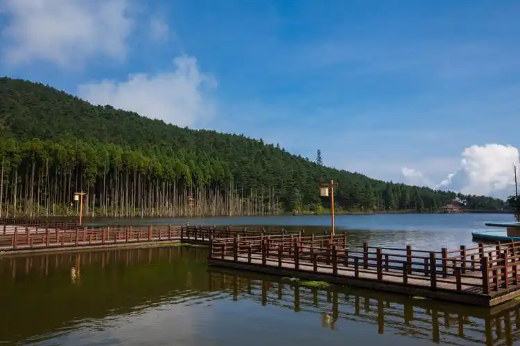 p>明月山位于江西省宜春市西南,距离中心城区仅15公里,总面积389.