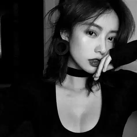 长发美女安静又冷酷的黑白美女头像大全