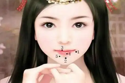 嘴掌管着人的食禄,嘴角有痣的话说明此人衣食无忧,生活自在,所以运气