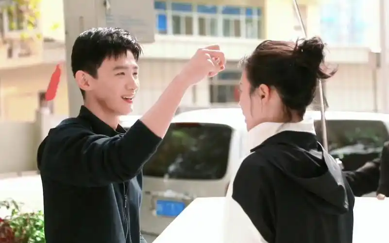 花絮里的肢体接触也太自然了吧这种花絮日常我能看一百遍白敬亭马思纯