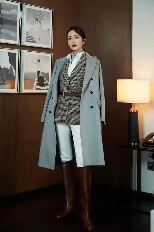 王鸥参加品牌活动,一袭格纹西装配长靴干练利落,气质娱乐圈少见_装饰