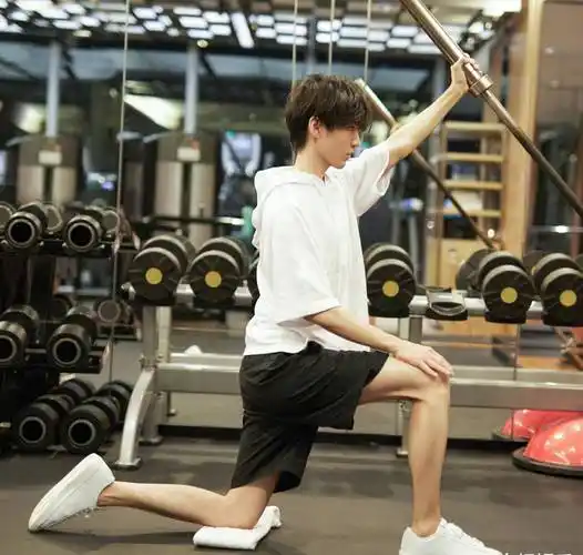 王俊凯健身照片流出,细看他的肌肉线条,平时是否有锻炼一目了然_运动