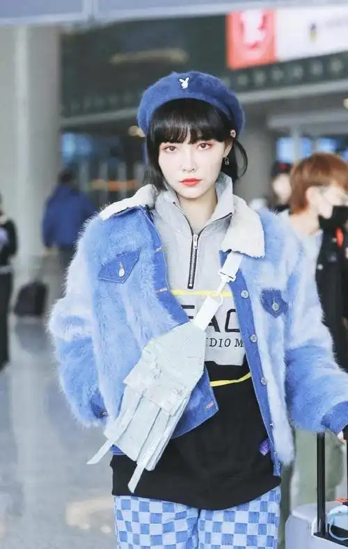 法式风许佳琪出道的时候就是以一身短发的形象示人,大概很少有人见过