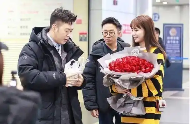 并且上演摸脸杀!网友:可怜的杨迪!_不知道_婚礼_湖南电视台