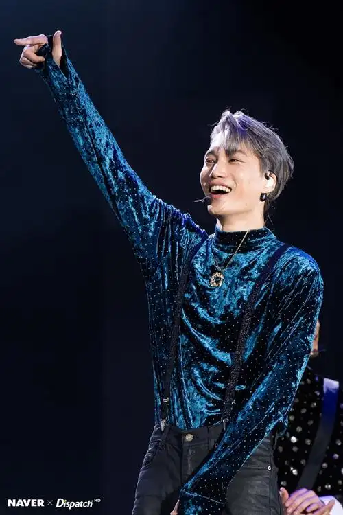 superm出道高清现场照公开 伯贤金钟仁黄旭熙等跳刀群舞展致命魅力