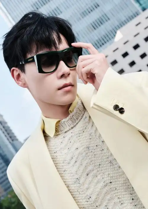 胡一天超话|#一天三两事#之#定格这一天#时尚day@胡一天啊秀场look,洋