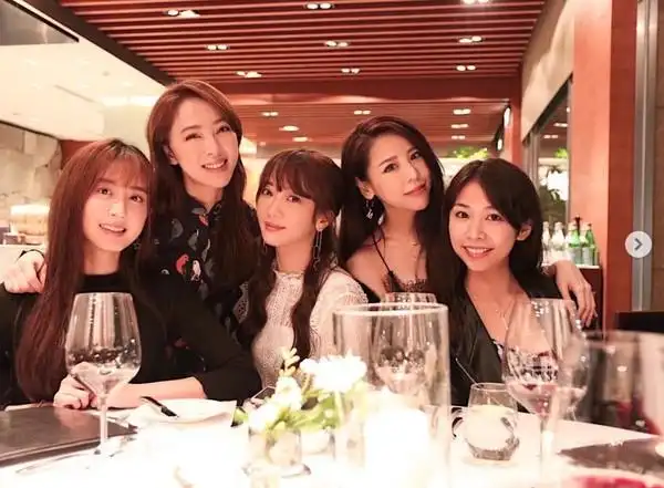 黑涩会美眉13年后五人合体庆生网友都变成女神