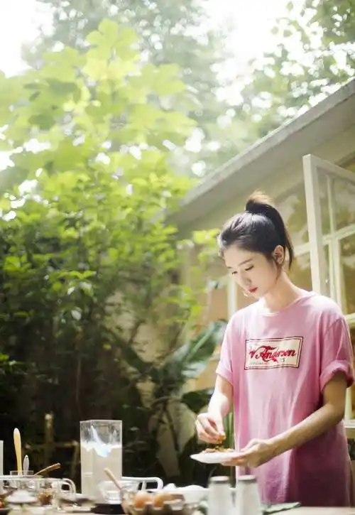 再不说江疏影老相了,粉色中长t恤搭瑜伽裤,高马尾青春有活力_显得