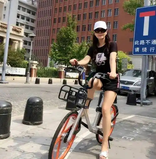 原创cba胡明轩妈妈晒20岁照片颜值逆天如明星胡父身份确实不简单