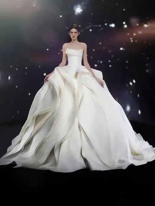 趋势| 2024年纽约婚纱周最新流行趋势,40套blingbling