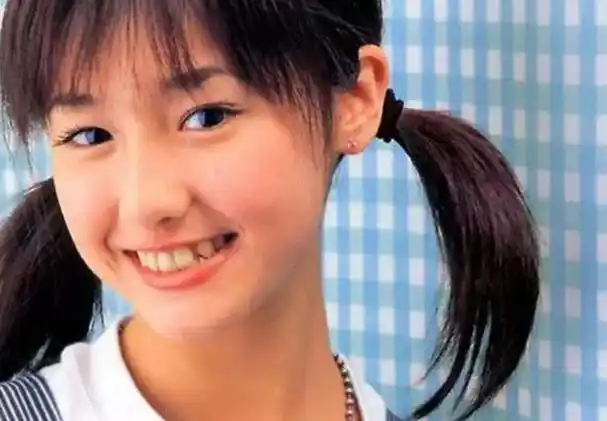 作为对虎牙极致推崇的日本,不少明星都是带着虎牙出道,以亲切感俘获