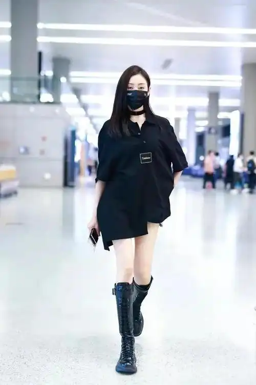 姐姐的腿不是腿塞纳河畔的春水女明星穿马丁靴大长腿好吸睛