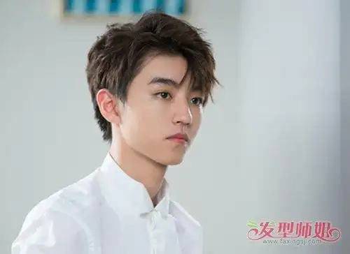 王俊凯斜刘海三七分短发发型