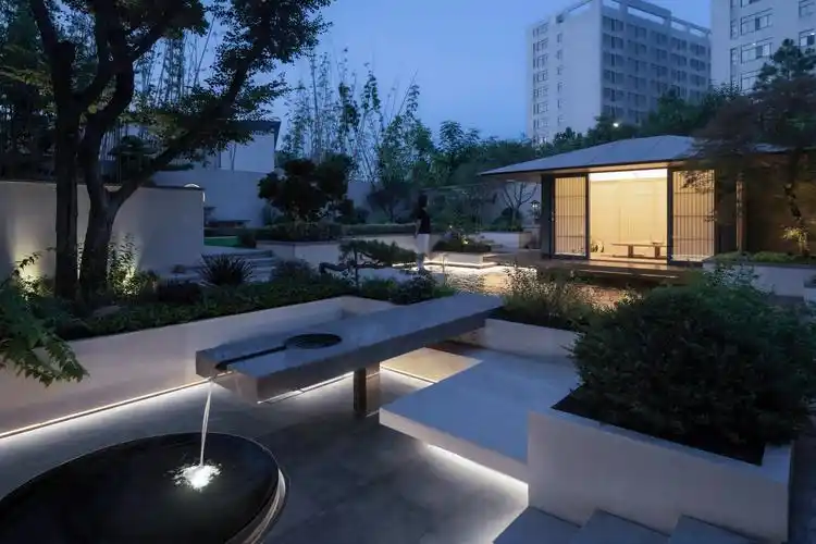 对外的视觉焦点,将鱼池中的水跌入下沉空间,下沉空间设置圆形镜面水池